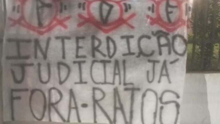 Torcedores protestam na casa de presidente do Corinthians contra gestão