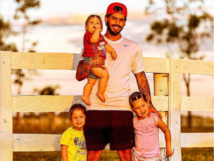 Zé Felipe atualiza estado de saúde de filhas após cirurgias