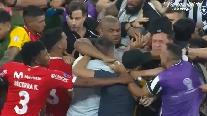 Jogadores do Botafogo brigam com técnico do Cienciano em partida da Sul-Americana