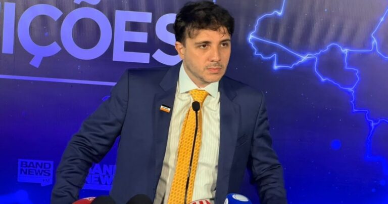 Renan do Missão chega ao debate com fralda com nomes de Lula e Flávio