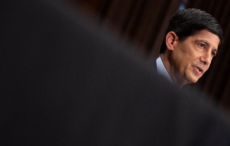 Fed pode manter juros altos por mais tempo com inflação moderada