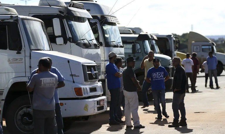 Escassez de caminhoneiros pressiona logística e fretes no Brasil