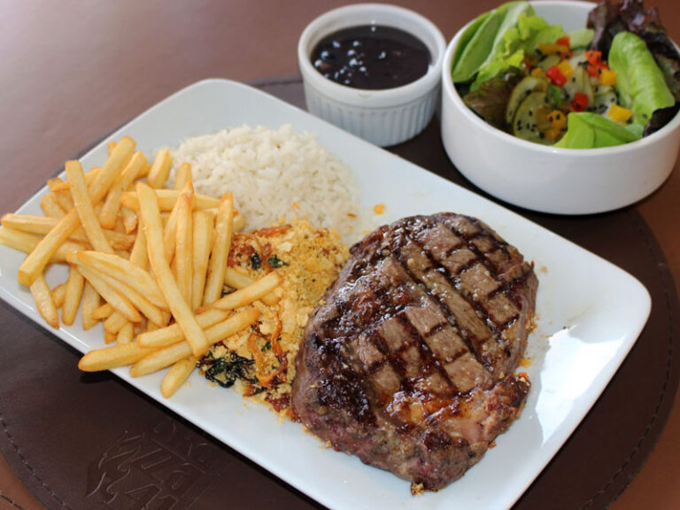 Brazza 41 abre steak house no Seminário com parrilla e menu executivo