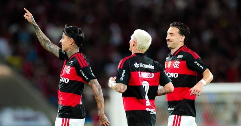Flamengo vence o Vitória e reduz distância para o líder Palmeiras
