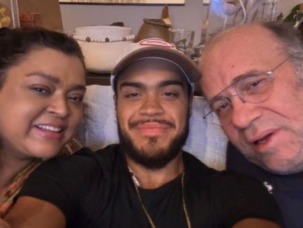 Francisco Gil homenageia pai Otávio Müller pelos 61 anos com foto em família