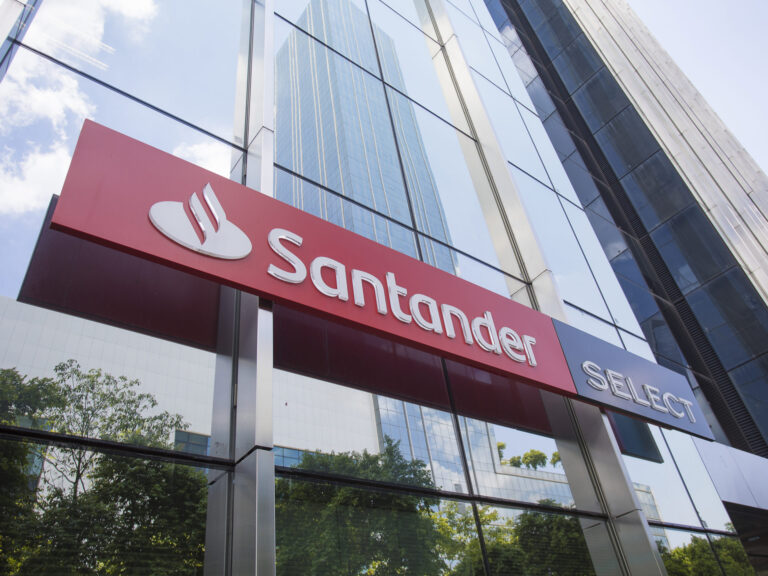 Santander abre 230 vagas de emprego em cidades do Paraná e outras regiões