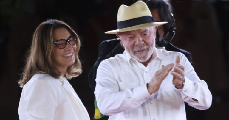 PT reforça polarização e tenta vender futuro em convenção