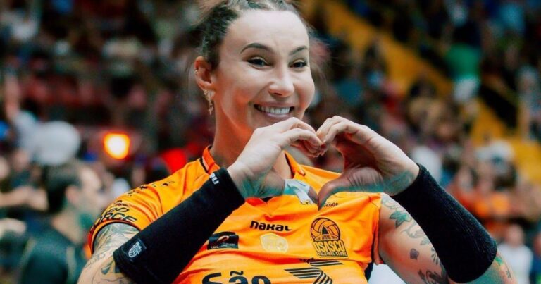 Tifanny é ovacionada pela torcida do Osasco após decisão da CBV
