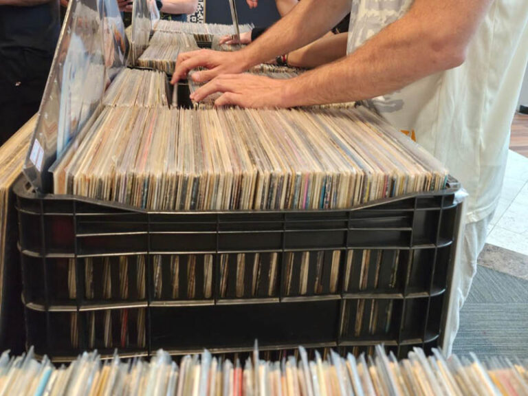 Curitiba recebe 8º encontro de colecionadores e feira de vinil neste sábado