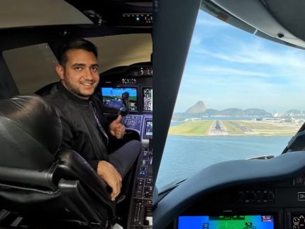 Juliano, da dupla Henrique e Juliano, pilota avião em pouso no Santos Dumont