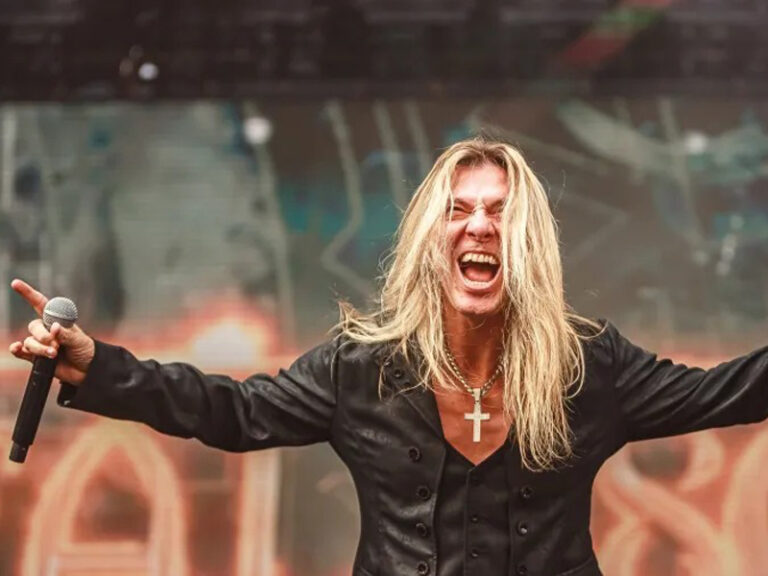Edu Falaschi apresenta turnê em Curitiba celebrando 35 anos de carreira