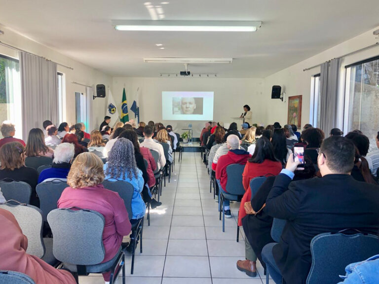 Curitiba recebe encontro nacional sobre fake news e inteligência artificial na saúde