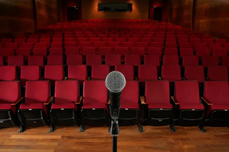 Curitiba tem shows de Isa Buzzi, Léo Lins e tributos no fim de semana