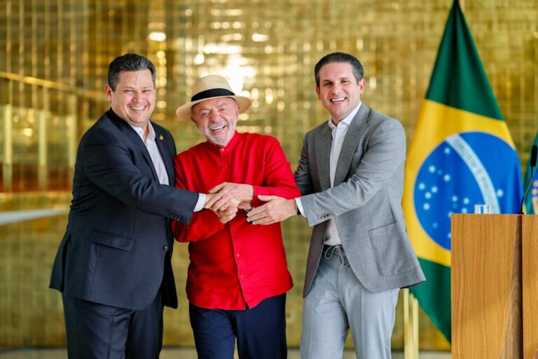 Lula negocia com líderes do Congresso para aprovar PECs em ano eleitoral