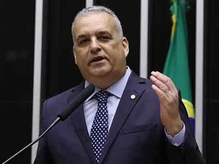 Flávio Bolsonaro anuncia Alfredo Gaspar como vice na disputa à presidência