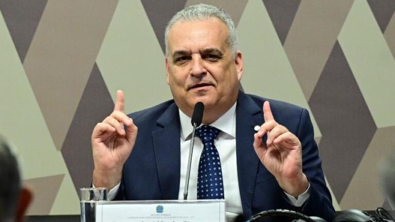 Flávio Bolsonaro anuncia Alfredo Gaspar como candidato a vice