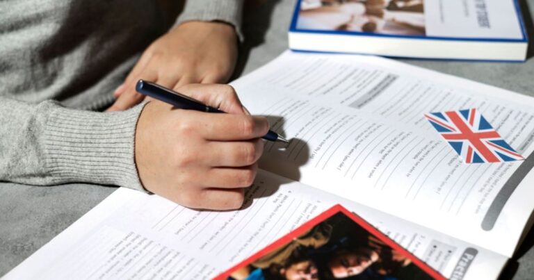 Phrasal verbs do inglês combinam verbos e partículas no cotidiano
