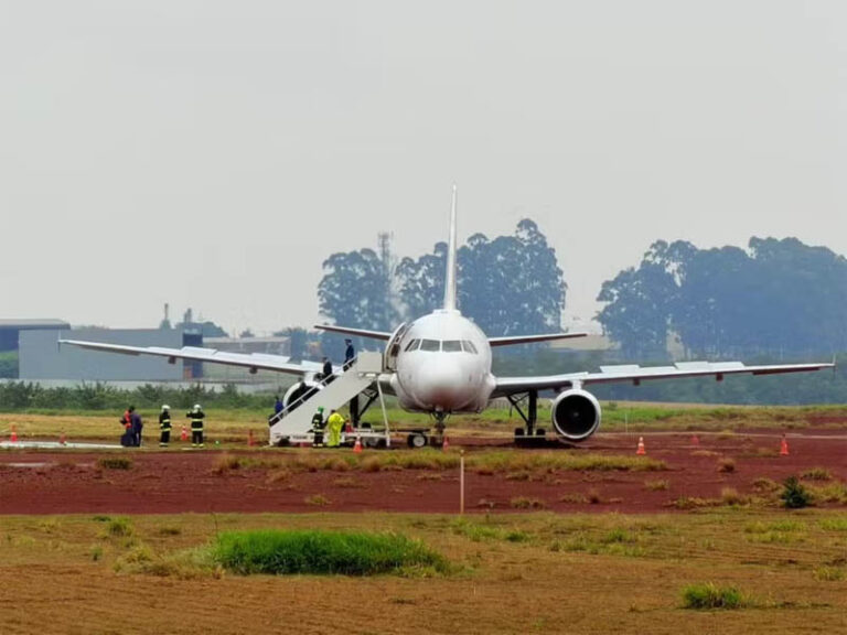 Avião da Latam sai da pista durante pouso em Cascavel no Paraná