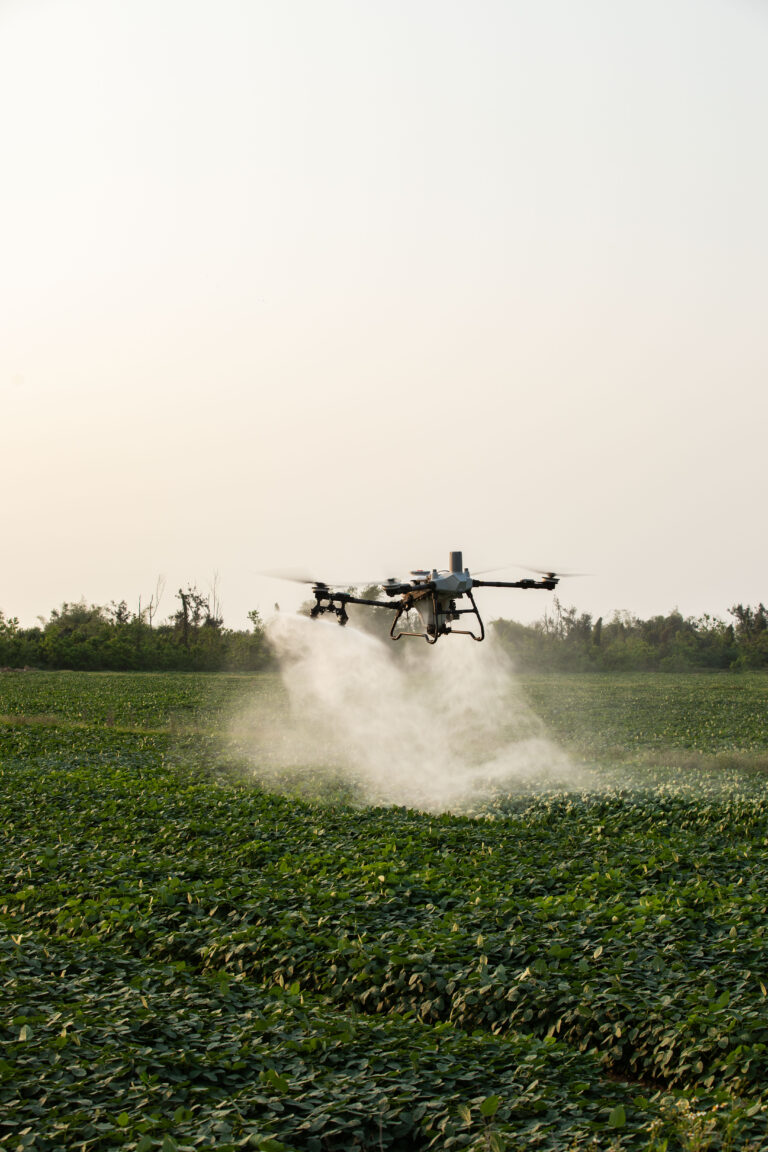Drones agrícolas atraem jovens e mulheres de volta ao campo no Brasil