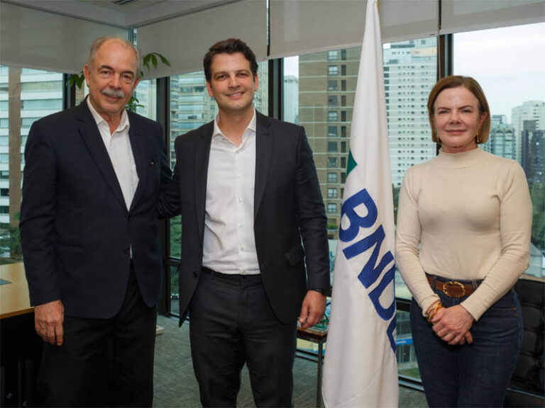 Gleisi Hoffmann discute ônibus elétricos e fiação com prefeito de Curitiba