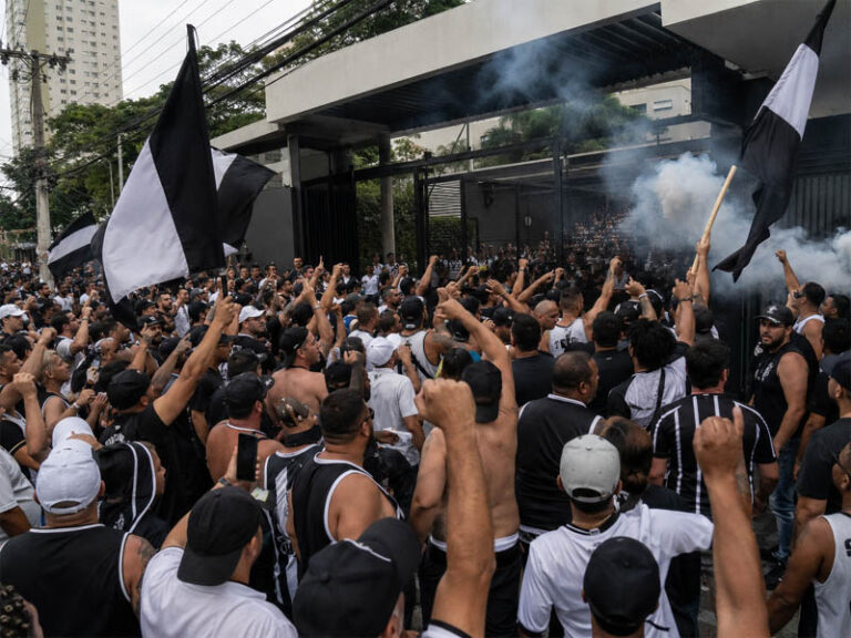 Torcida do Corinthians faz protestos no Parque São Jorge por três dias seguidos