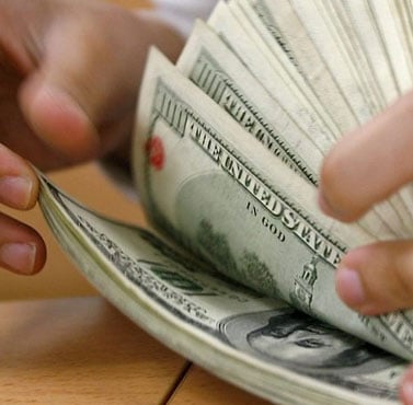 Dólar cai ante real após novo corte de juros no Brasil