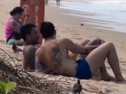 Carlinhos Maia é flagrado com personal trainer em praia