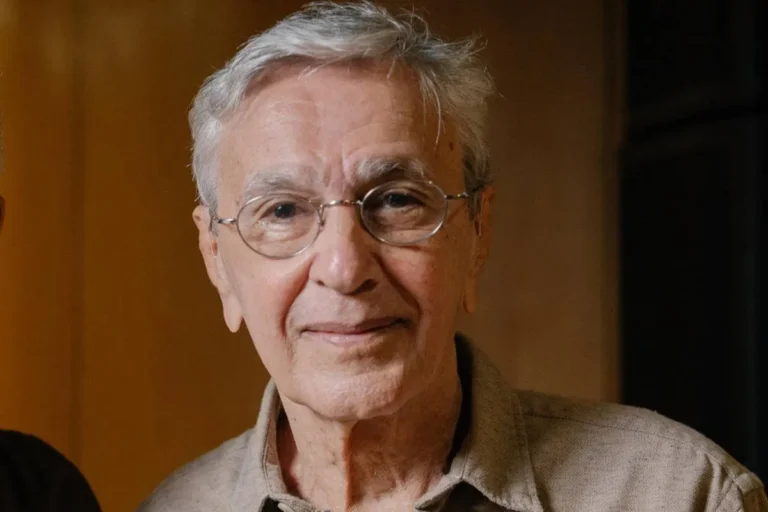Caetano Veloso inaugura Cine Lido em apresentação intimista em Curitiba