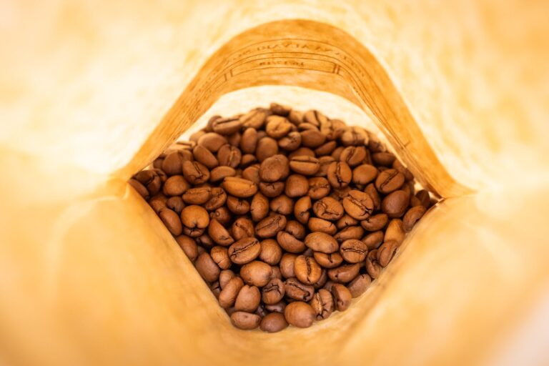 Preço do café atinge menor valor em um ano, aponta análise de 17 milhões de notas