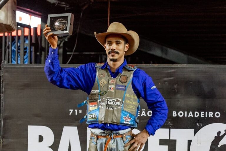 Sul-mato-grossense vence segunda noite das montarias em touro na PBR Brasil em Barretos