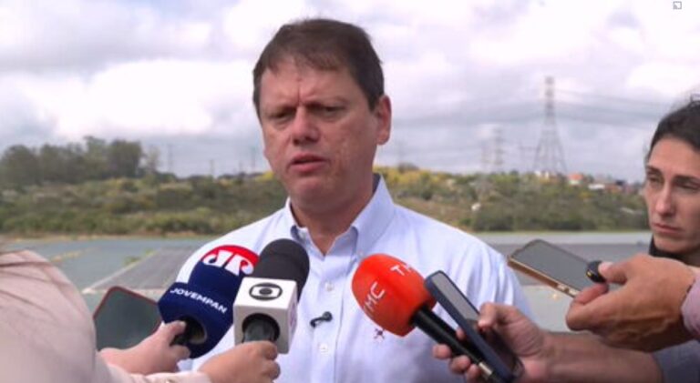Tarcísio diz que estará com Flávio Bolsonaro na disputa presidencial