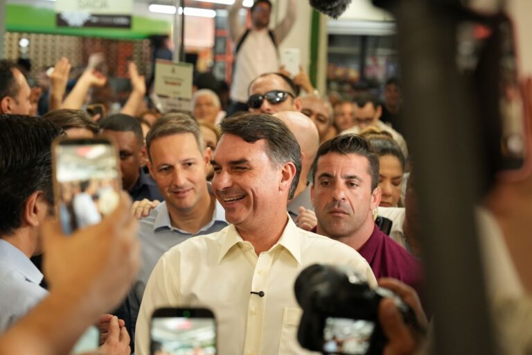 Flávio Bolsonaro afirma ter prestado contas de gastos com documentário