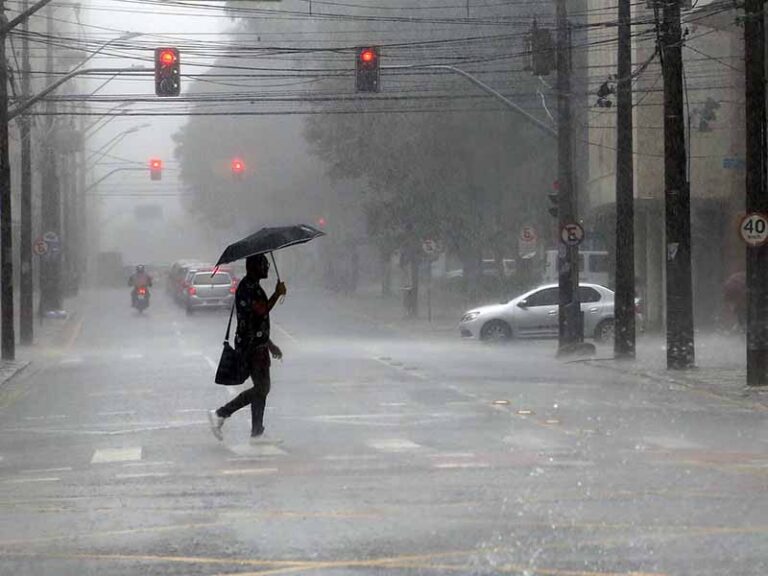 Paraná enfrenta alerta de chuva forte e vendavais associados a ciclone extratropical