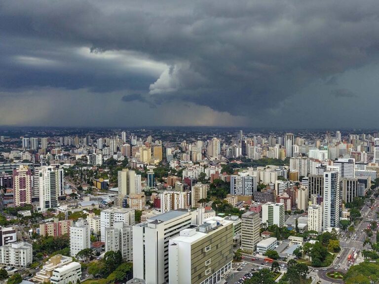 Inmet coloca 144 municípios do Paraná sob alerta de perigo para tempestades