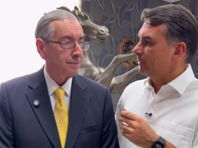 Flávio Bolsonaro grava vídeo apoiando candidatura de Eduardo Cunha à Câmara