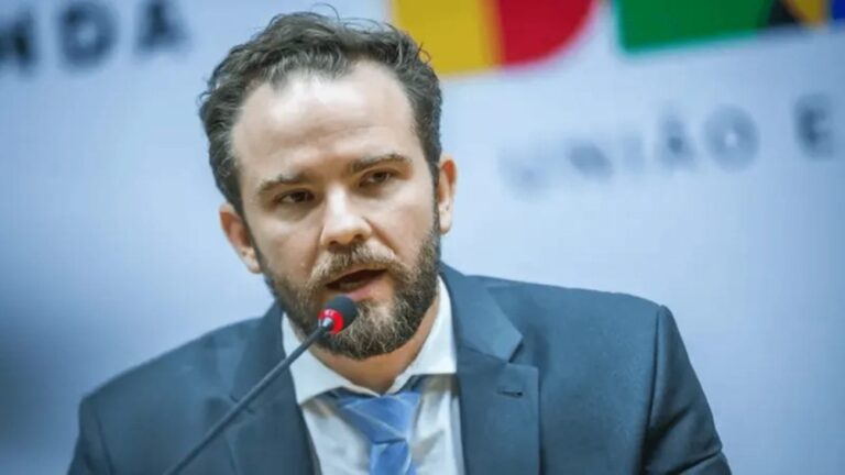 Governo fará novos esforços de revisão de gastos e benefícios fiscais, diz Durigan