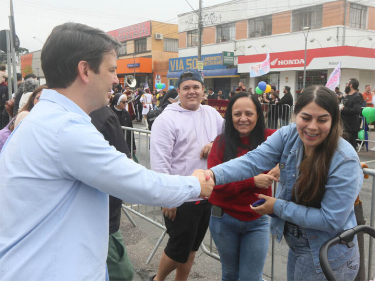 Curitiba abre Semana da Pátria com desfile cívico-militar do Pinheirinho