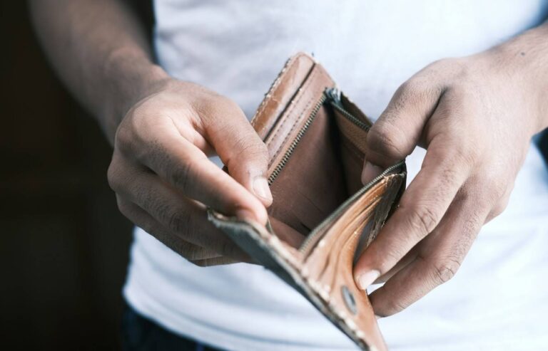 Inadimplência sobe mesmo com desemprego baixo e salários recordes