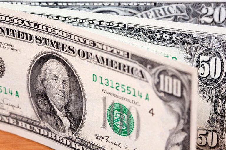 Dólar sobe ante o real com tensões no Oriente Médio