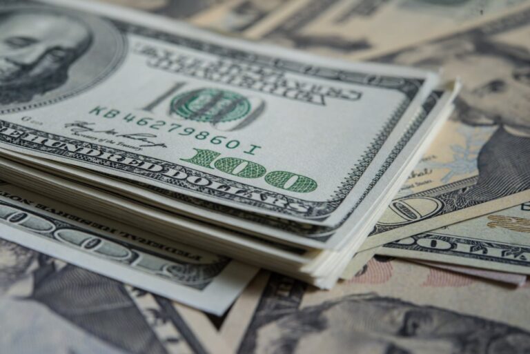 Dólar encerra sessão em leve alta ante o real após dados de inflação dos EUA