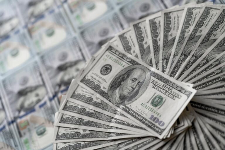 Dólar fecha em alta contra o real com ambiente externo negativo