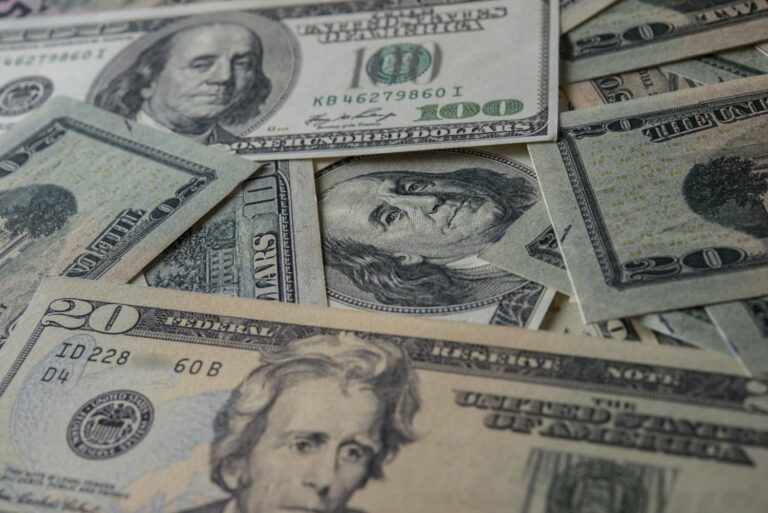 Dólar fecha em alta contra o real com exterior em foco