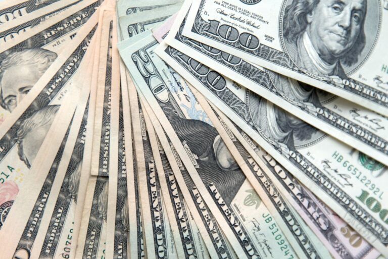 Dólar fecha abaixo de R$ 5,15 após oscilar em margens estreitas