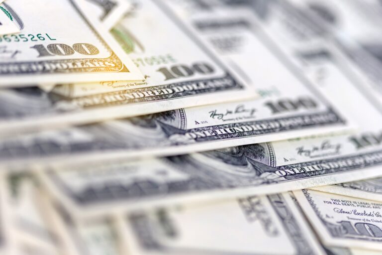 Dólar cai ante o real após queda inesperada de empregos nos EUA
