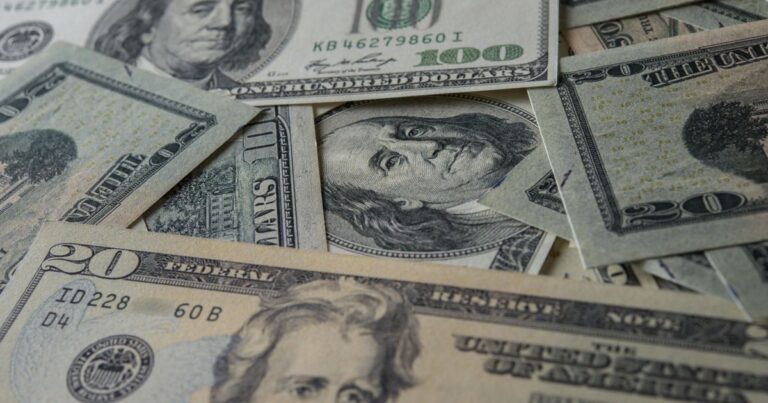 EUA dobram compra de títulos e enfraquece dólar no mercado