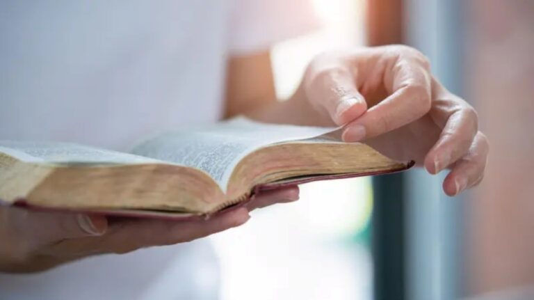 TSE registra 404 candidatos com títulos religiosos no nome de urna em 2026