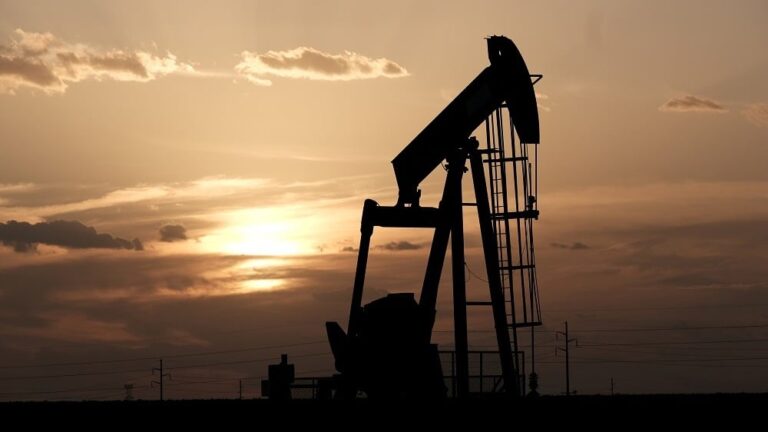 Petróleo fecha no nível mais alto em quase quatro semanas com tensões no Oriente Médio