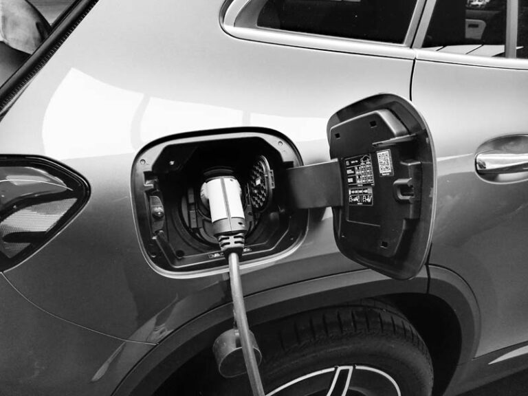 Carros elétricos e híbridos ganham espaço no Brasil com isenções fiscais
