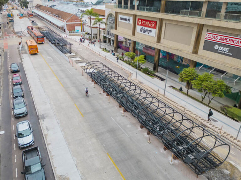 Problemas técnicos interrompem montagem de estação-tubo no Centro de Curitiba