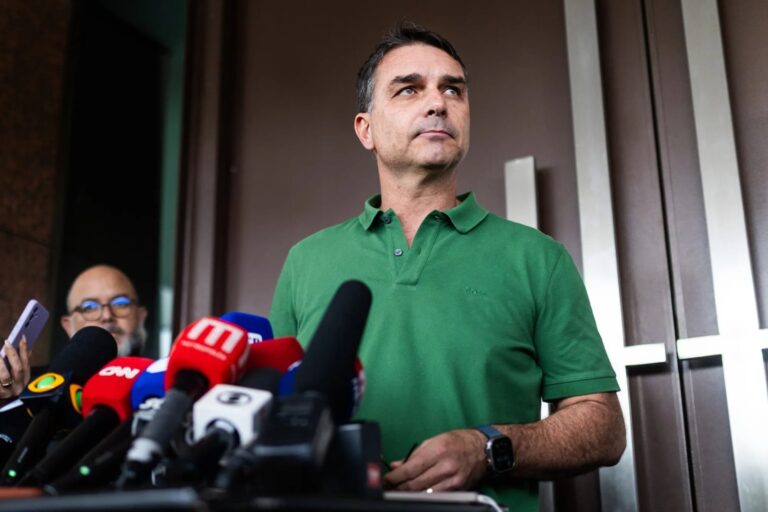 Flávio Bolsonaro justifica ausência do debate presidencial da Band